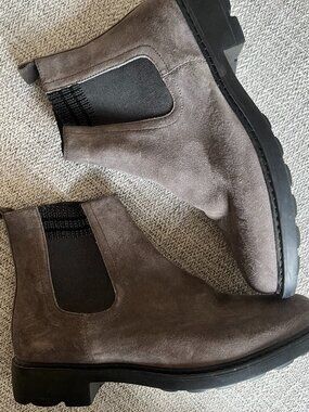 Gray suede Johnston & Murphy boots size 7